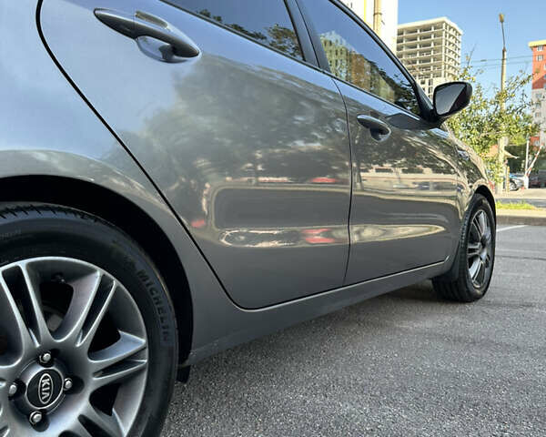 Серый Киа Рио, объемом двигателя 1.4 л и пробегом 137 тыс. км за 8300 $, фото 6 на Automoto.ua