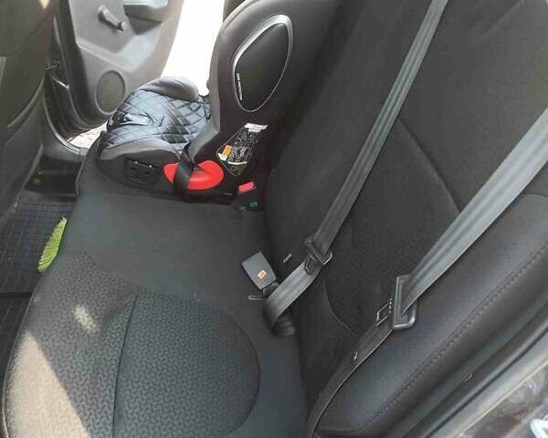 Серый Киа Рио, объемом двигателя 1.4 л и пробегом 70 тыс. км за 9000 $, фото 1 на Automoto.ua