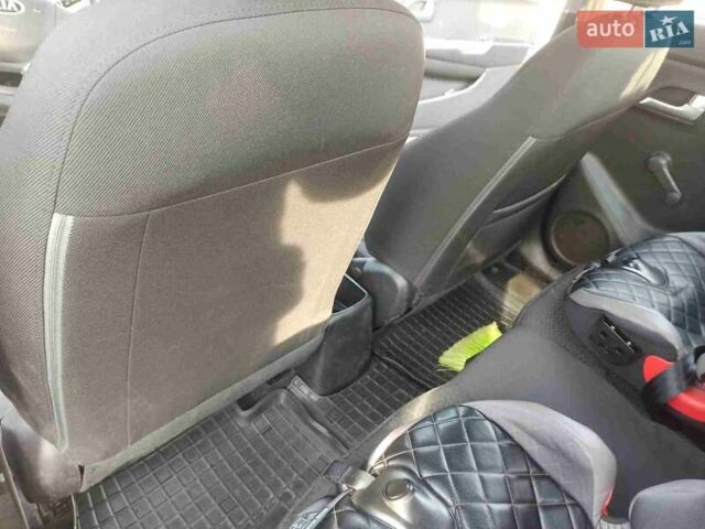 Серый Киа Рио, объемом двигателя 1.4 л и пробегом 70 тыс. км за 9000 $, фото 51 на Automoto.ua