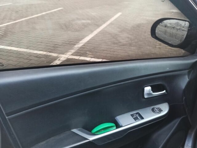 Сірий Кіа Ріо, об'ємом двигуна 1.4 л та пробігом 130 тис. км за 7000 $, фото 6 на Automoto.ua