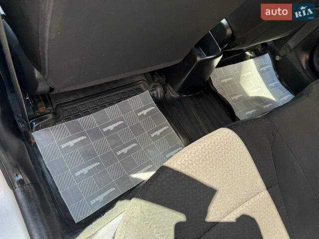 Сірий Кіа Ріо, об'ємом двигуна 1.4 л та пробігом 113 тис. км за 8350 $, фото 157 на Automoto.ua
