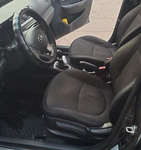 Серый Киа Рио, объемом двигателя 1.4 л и пробегом 68 тыс. км за 9000 $, фото 5 на Automoto.ua