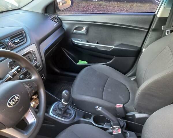 Серый Киа Рио, объемом двигателя 1.4 л и пробегом 53 тыс. км за 8300 $, фото 3 на Automoto.ua
