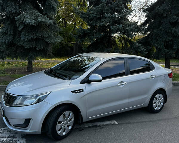 Серый Киа Рио, объемом двигателя 1.4 л и пробегом 88 тыс. км за 9000 $, фото 2 на Automoto.ua