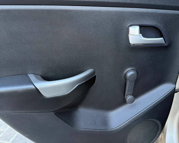 Серый Киа Рио, объемом двигателя 1.4 л и пробегом 223 тыс. км за 7399 $, фото 31 на Automoto.ua