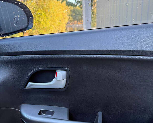 Серый Киа Рио, объемом двигателя 1.4 л и пробегом 223 тыс. км за 7399 $, фото 28 на Automoto.ua