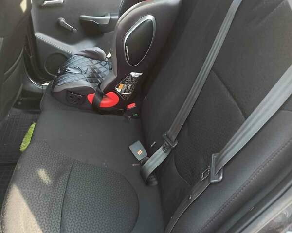 Серый Киа Рио, объемом двигателя 1.4 л и пробегом 70 тыс. км за 9000 $, фото 31 на Automoto.ua
