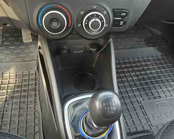 Серый Киа Рио, объемом двигателя 1.4 л и пробегом 70 тыс. км за 9000 $, фото 7 на Automoto.ua