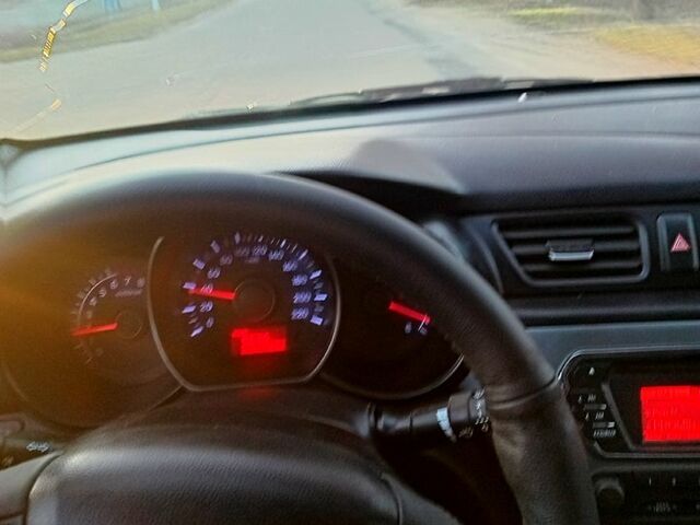 Серый Киа Рио, объемом двигателя 1.4 л и пробегом 300 тыс. км за 5200 $, фото 6 на Automoto.ua