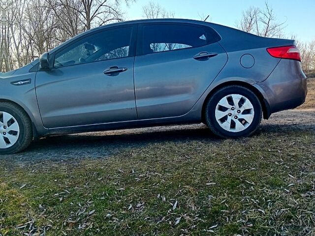 Серый Киа Рио, объемом двигателя 1.4 л и пробегом 300 тыс. км за 5200 $, фото 3 на Automoto.ua