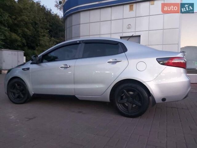 Серый Киа Рио, объемом двигателя 1.4 л и пробегом 317 тыс. км за 6200 $, фото 4 на Automoto.ua
