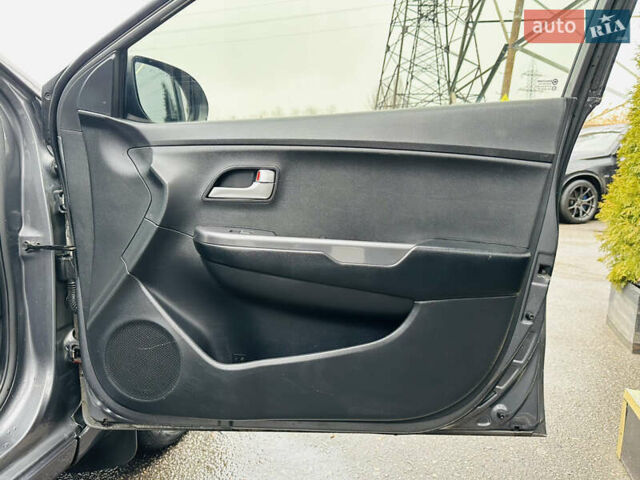 Серый Киа Рио, объемом двигателя 1.4 л и пробегом 245 тыс. км за 5900 $, фото 23 на Automoto.ua