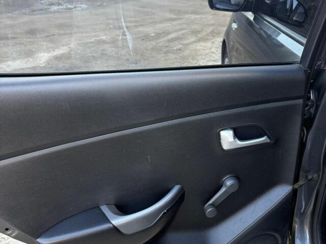 Серый Киа Рио, объемом двигателя 1.4 л и пробегом 104 тыс. км за 7000 $, фото 12 на Automoto.ua