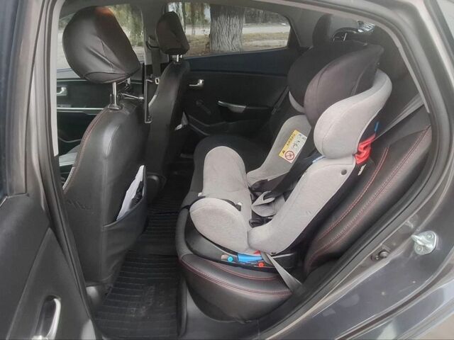 Серый Киа Рио, объемом двигателя 1.4 л и пробегом 125 тыс. км за 7500 $, фото 7 на Automoto.ua