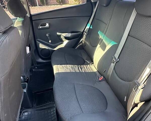 Серый Киа Рио, объемом двигателя 1.4 л и пробегом 132 тыс. км за 8300 $, фото 2 на Automoto.ua