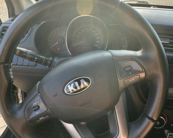 Серый Киа Рио, объемом двигателя 1.4 л и пробегом 132 тыс. км за 8300 $, фото 4 на Automoto.ua