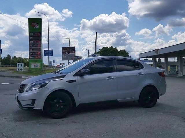 Серый Киа Рио, объемом двигателя 1.4 л и пробегом 319 тыс. км за 5800 $, фото 8 на Automoto.ua