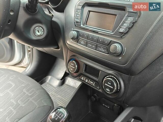 Сірий Кіа Ріо, об'ємом двигуна 1.6 л та пробігом 130 тис. км за 8000 $, фото 3 на Automoto.ua