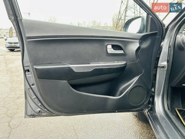 Серый Киа Рио, объемом двигателя 1.4 л и пробегом 245 тыс. км за 5900 $, фото 14 на Automoto.ua