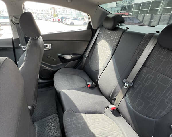 Сірий Кіа Ріо, об'ємом двигуна 1.4 л та пробігом 183 тис. км за 7800 $, фото 9 на Automoto.ua