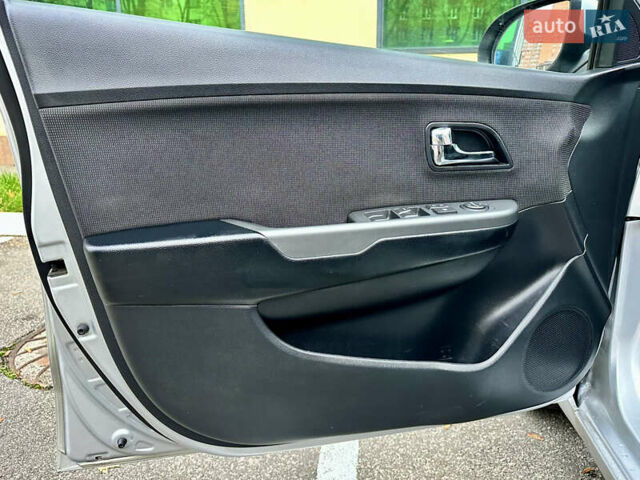 Серый Киа Рио, объемом двигателя 1.6 л и пробегом 168 тыс. км за 7800 $, фото 17 на Automoto.ua