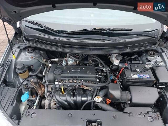 Серый Киа Рио, объемом двигателя 1.4 л и пробегом 190 тыс. км за 9000 $, фото 5 на Automoto.ua
