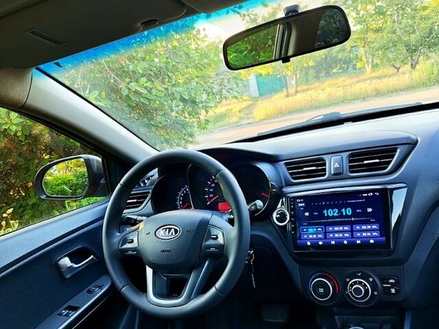 Серый Киа Рио, объемом двигателя 1.4 л и пробегом 135 тыс. км за 8400 $, фото 4 на Automoto.ua