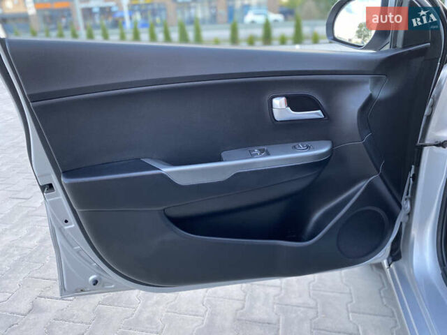 Серый Киа Рио, объемом двигателя 1.4 л и пробегом 43 тыс. км за 10450 $, фото 35 на Automoto.ua