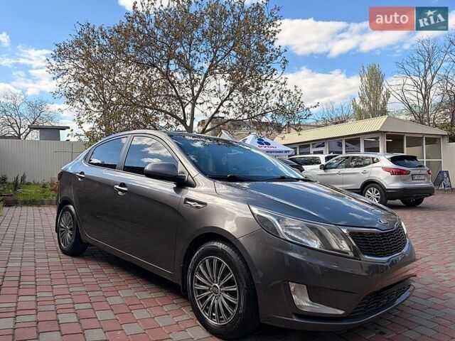 Серый Киа Рио, объемом двигателя 1.4 л и пробегом 231 тыс. км за 7800 $, фото 2 на Automoto.ua