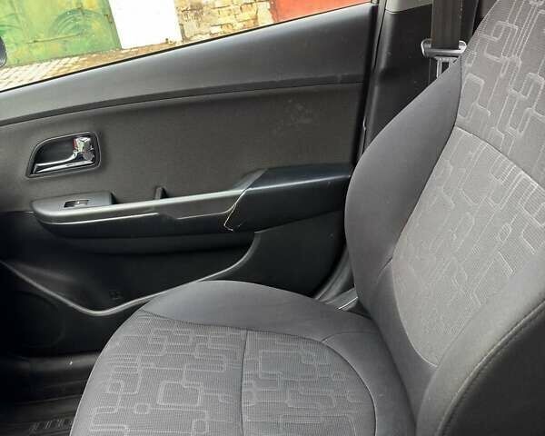 Сірий Кіа Ріо, об'ємом двигуна 1.59 л та пробігом 140 тис. км за 3700 $, фото 27 на Automoto.ua