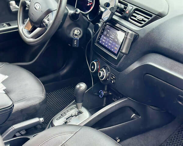 Серый Киа Рио, объемом двигателя 1.4 л и пробегом 190 тыс. км за 8000 $, фото 6 на Automoto.ua