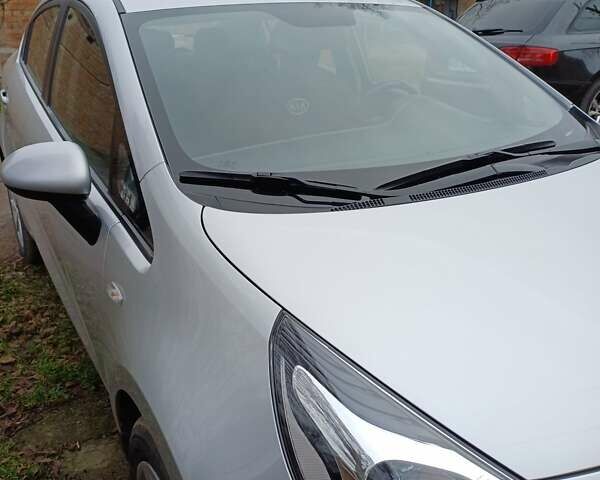 Серый Киа Рио, объемом двигателя 1.4 л и пробегом 35 тыс. км за 11000 $, фото 1 на Automoto.ua