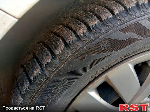 Серый Киа Рио, объемом двигателя 1.4 л и пробегом 13600 тыс. км за 4000 $, фото 5 на Automoto.ua