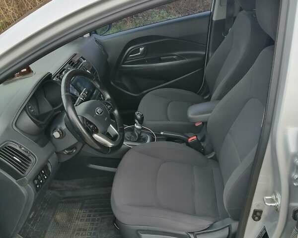 Серый Киа Рио, объемом двигателя 1.4 л и пробегом 138 тыс. км за 10500 $, фото 7 на Automoto.ua