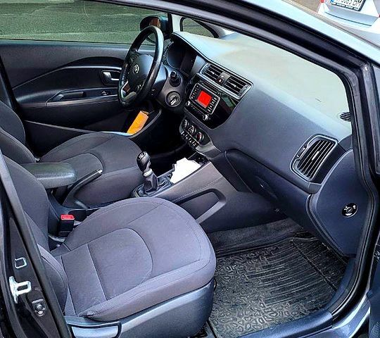 Сірий Кіа Ріо, об'ємом двигуна 1.4 л та пробігом 0 тис. км за 8950 $, фото 4 на Automoto.ua