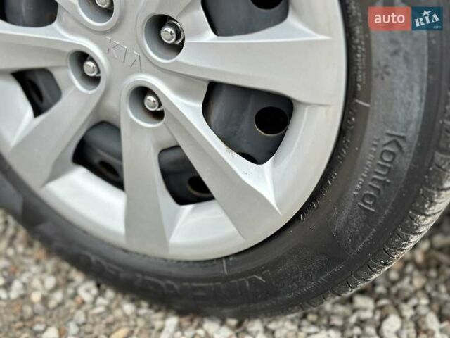 Сірий Кіа Ріо, об'ємом двигуна 1.4 л та пробігом 14 тис. км за 12990 $, фото 17 на Automoto.ua
