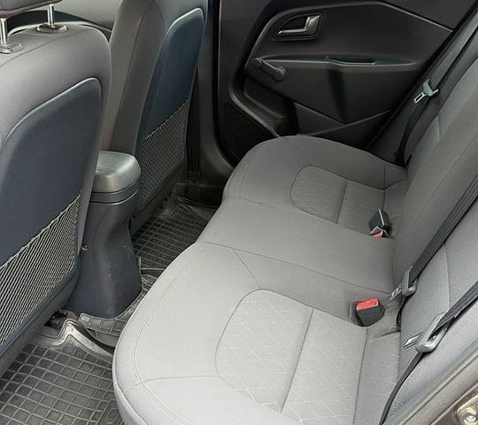 Серый Киа Рио, объемом двигателя 1.4 л и пробегом 133 тыс. км за 12500 $, фото 9 на Automoto.ua