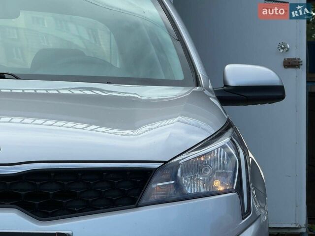 Серый Киа Рио, объемом двигателя 1.37 л и пробегом 95 тыс. км за 14000 $, фото 5 на Automoto.ua