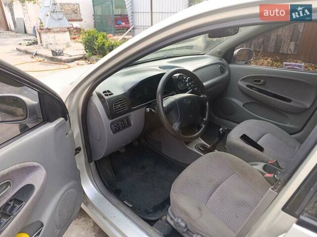 Кіа Ріо 2002 у Мироновке на Automoto.ua Сірий Кіа Ріо, об'ємом двигуна 1.49 л та пробігом 235 тис. км за 2500 $, фото 3 на Automoto.ua