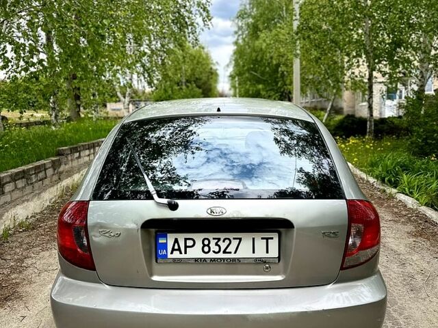 Серый Киа Рио, объемом двигателя 1.3 л и пробегом 206 тыс. км за 1750 $, фото 3 на Automoto.ua