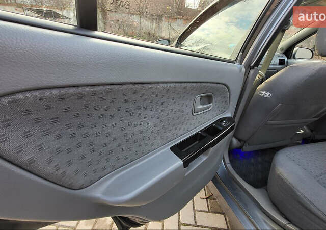 Сірий Кіа Ріо, об'ємом двигуна 1.49 л та пробігом 236 тис. км за 3300 $, фото 16 на Automoto.ua