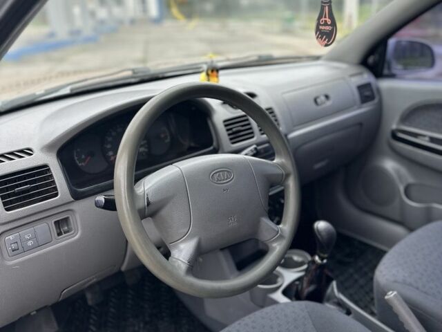Серый Киа Рио, объемом двигателя 1.3 л и пробегом 225 тыс. км за 2500 $, фото 9 на Automoto.ua