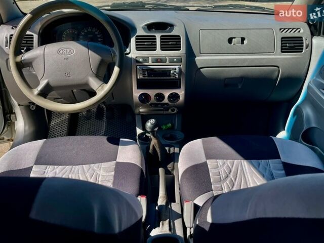 Сірий Кіа Ріо, об'ємом двигуна 1.3 л та пробігом 188 тис. км за 3099 $, фото 10 на Automoto.ua