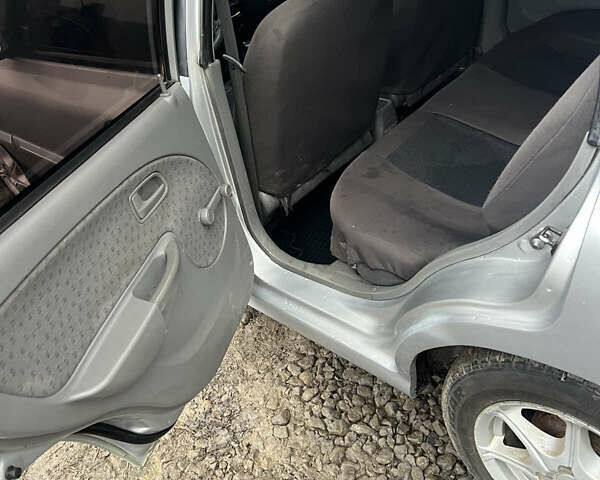 Серый Киа Рио, объемом двигателя 1.49 л и пробегом 300 тыс. км за 2500 $, фото 9 на Automoto.ua