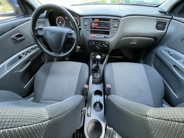 Синий Киа Рио, объемом двигателя 1.4 л и пробегом 182 тыс. км за 4350 $, фото 2 на Automoto.ua