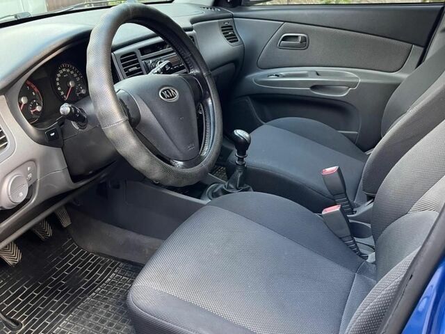 Синий Киа Рио, объемом двигателя 1.4 л и пробегом 267 тыс. км за 4500 $, фото 2 на Automoto.ua