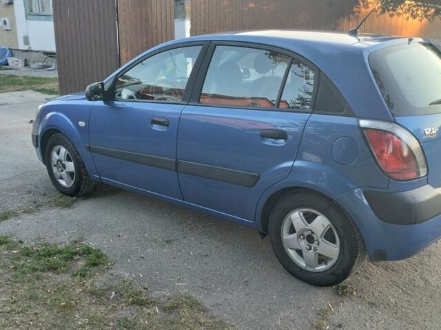 Синий Киа Рио, объемом двигателя 1.4 л и пробегом 190 тыс. км за 3200 $, фото 3 на Automoto.ua