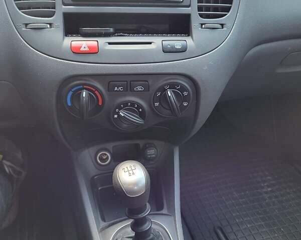 Синій Кіа Ріо, об'ємом двигуна 1.4 л та пробігом 85 тис. км за 5900 $, фото 8 на Automoto.ua