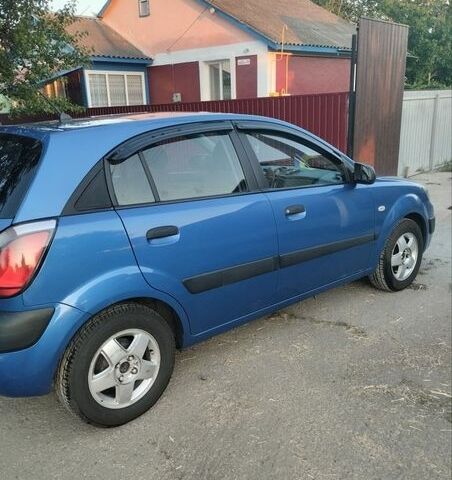 Синий Киа Рио, объемом двигателя 1.4 л и пробегом 190 тыс. км за 3500 $, фото 2 на Automoto.ua
