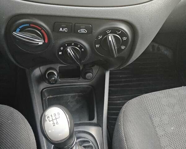 Синий Киа Рио, объемом двигателя 1.4 л и пробегом 339 тыс. км за 4800 $, фото 2 на Automoto.ua